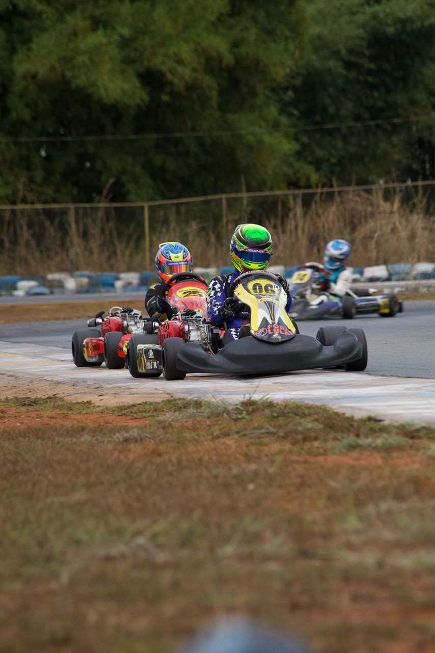 Equipe e carros de corrida do Clube Goianiense de Automobilismo