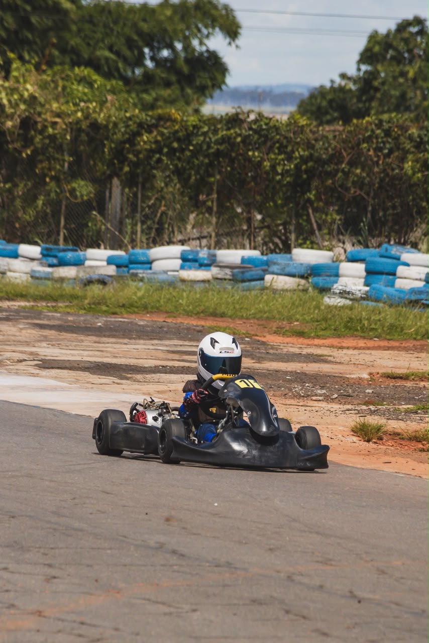 Carro de corrida na pista do Autódromo de Goiânia