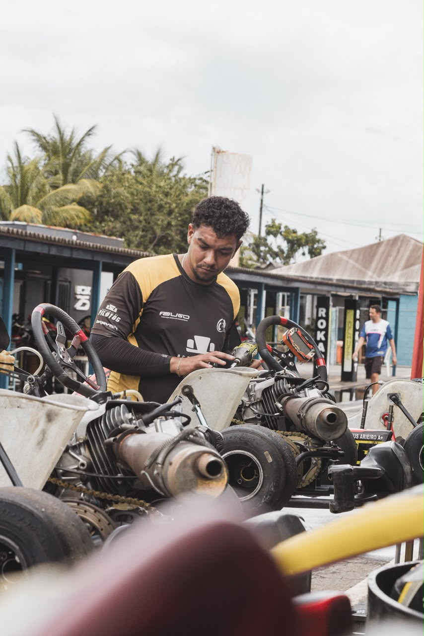 Piloto se preparando para a corrida de turismo