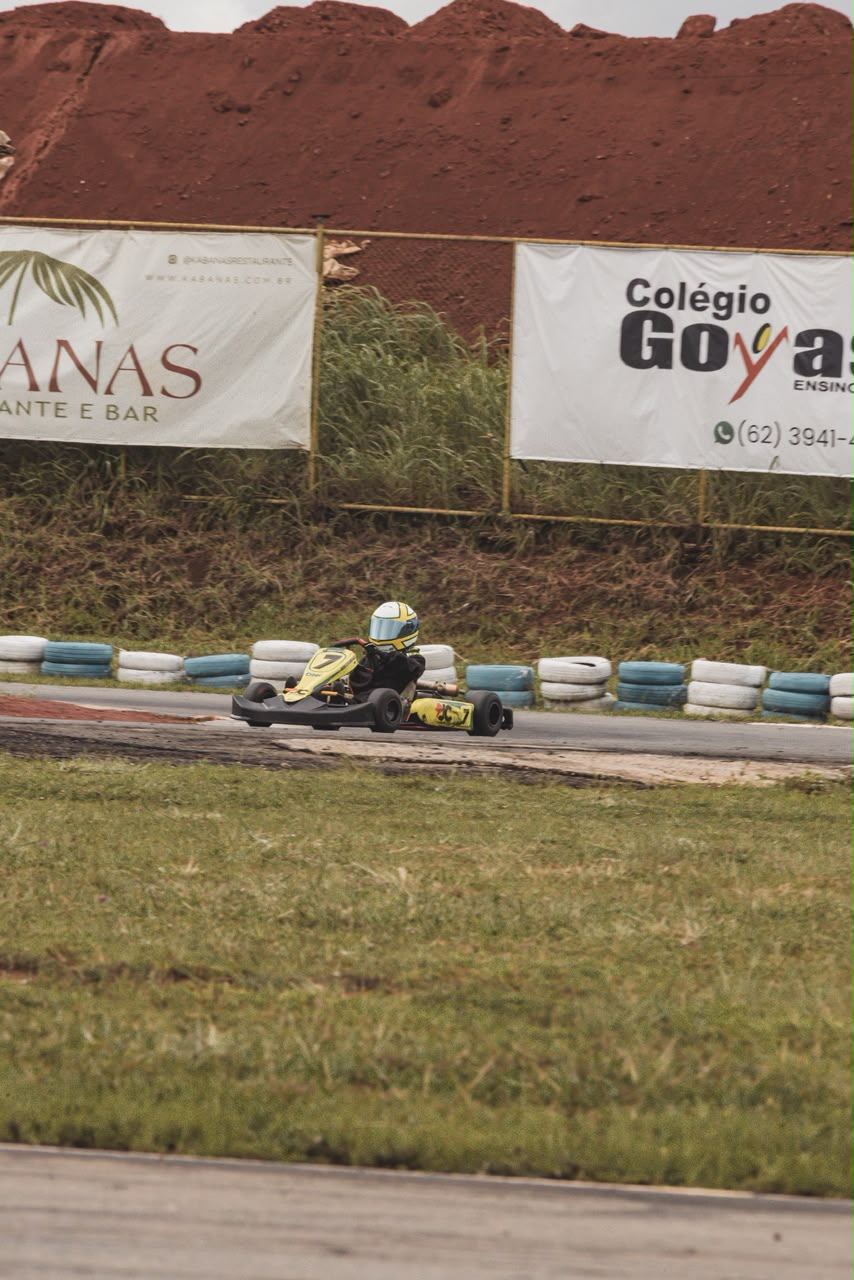 Grid de largada alinhado com carros de competição