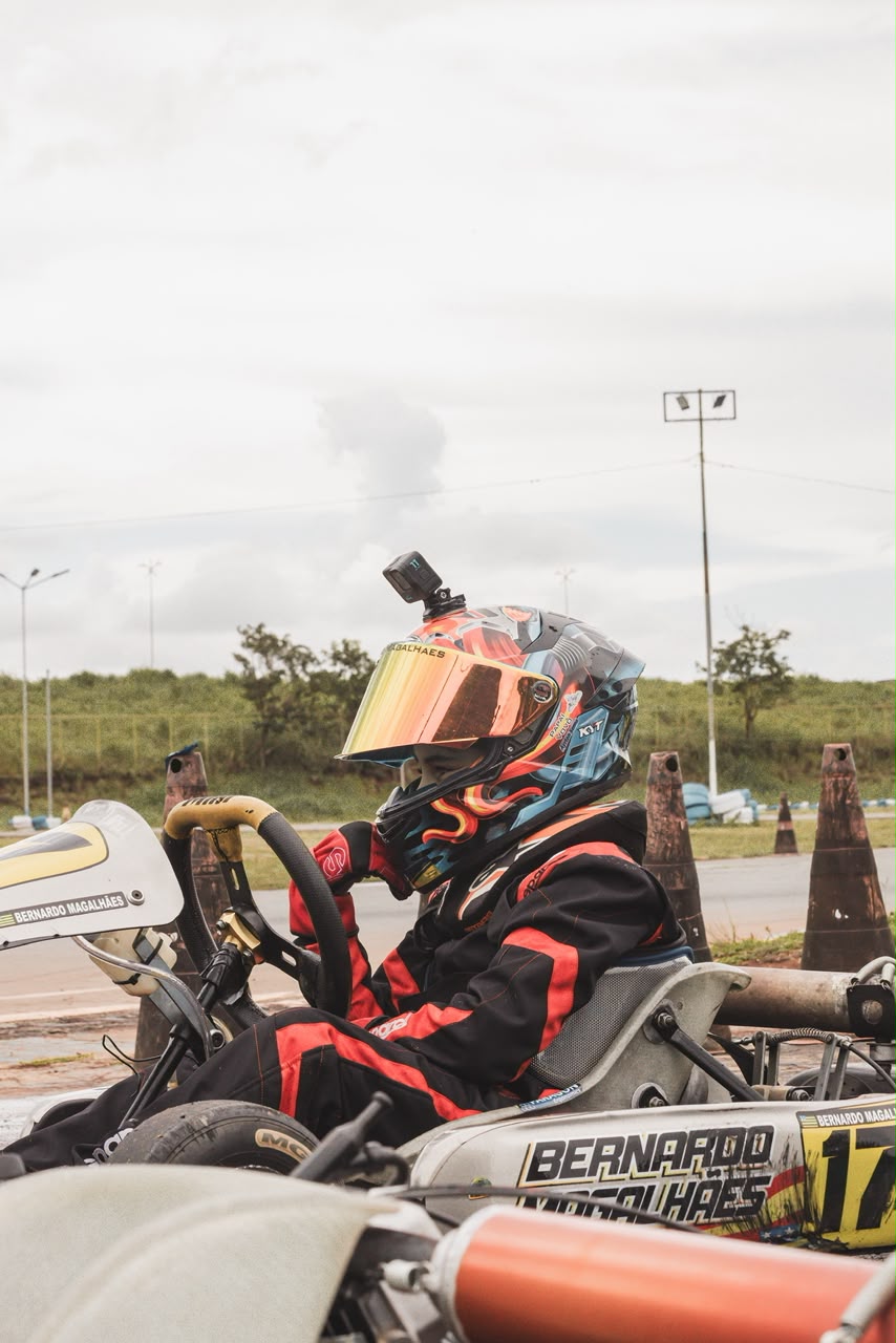 Equipe de apoio nos boxes ajustando o carro esportivo