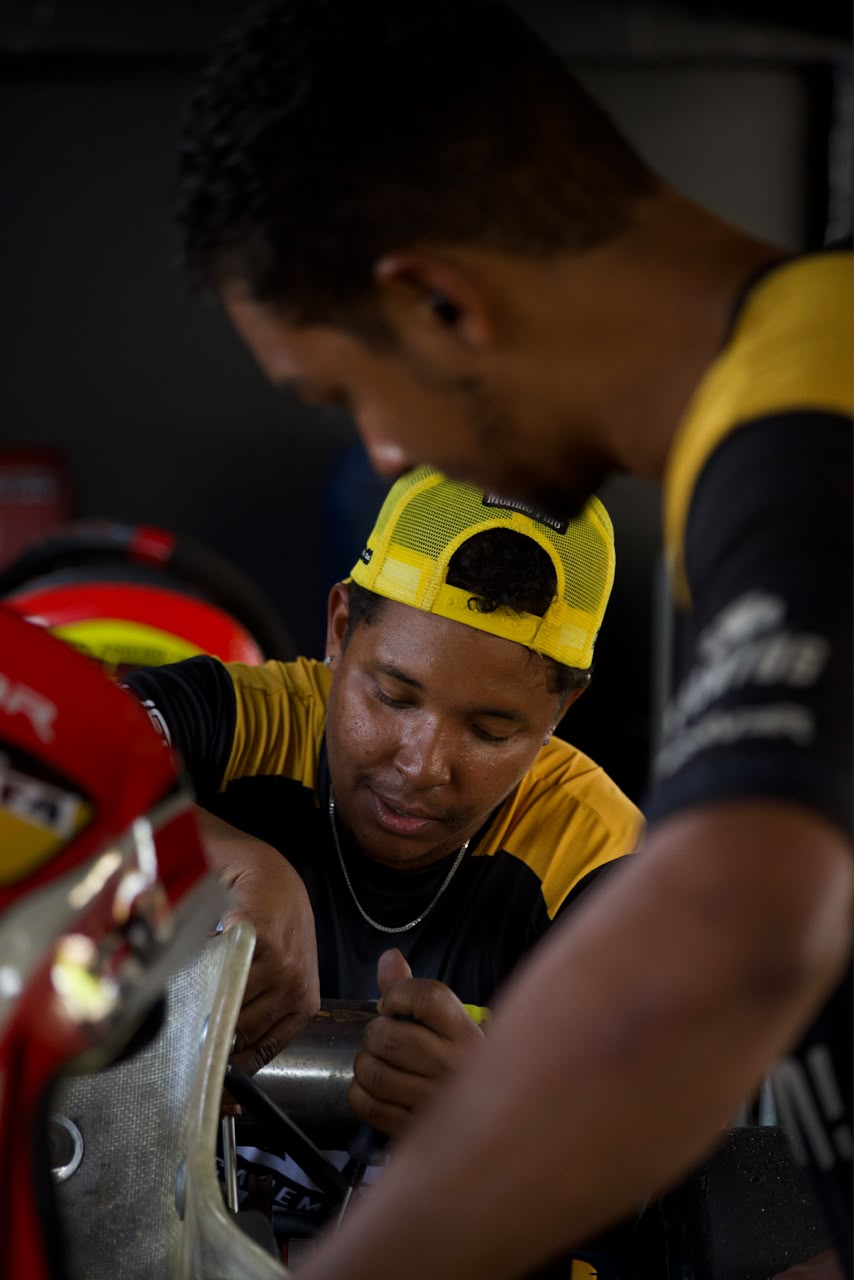 Piloto comemorando no pódio com troféu