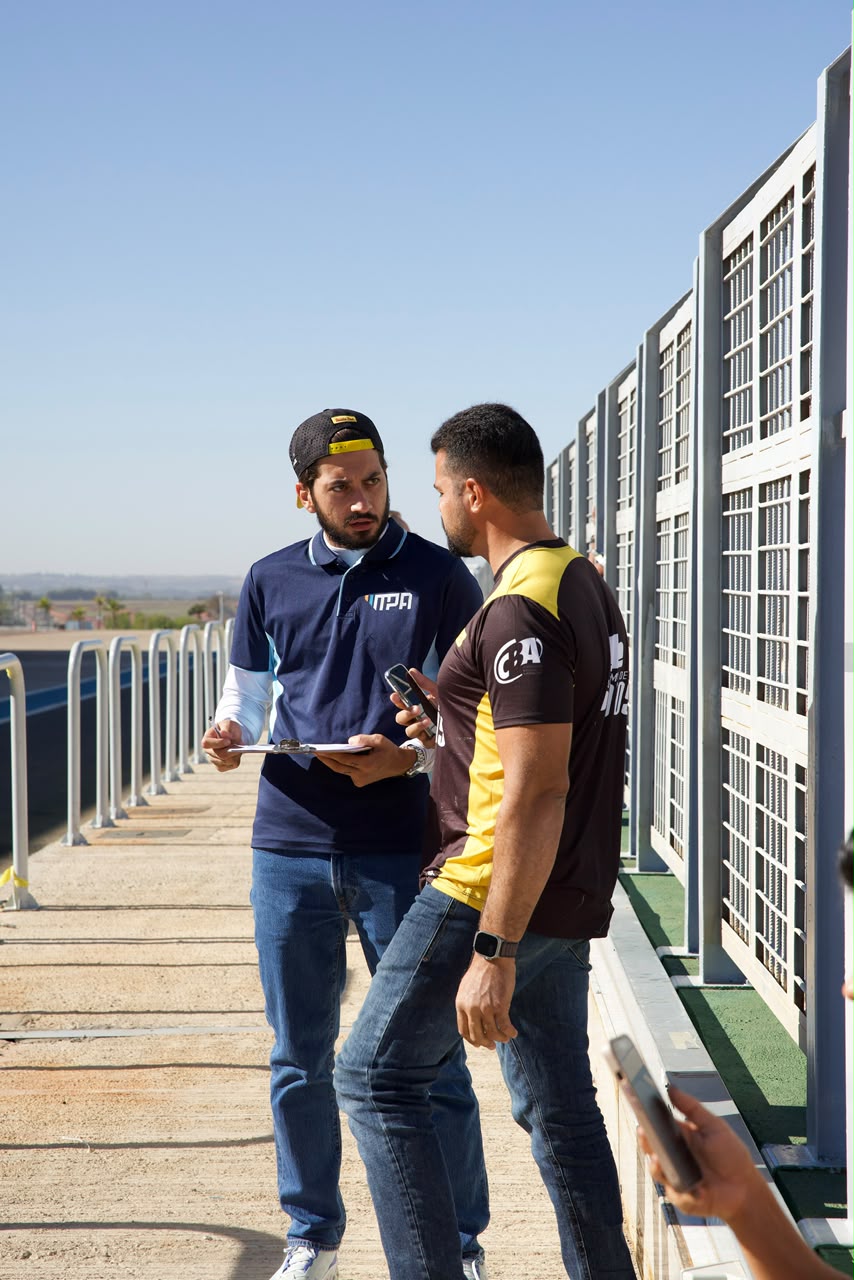 Pilotos reunidos antes da largada no briefing técnico